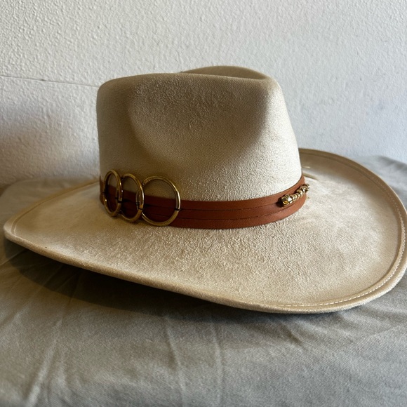 Nati Natash Accessories - Elegant Cream and Tan Women's Hat with Gold Rings
